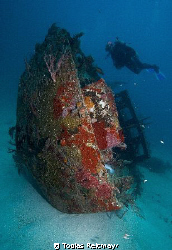 Small wreck at Ted´s Point, Utila. Canon EOS 350d, 10-22mm by Tobias Reitmayr 